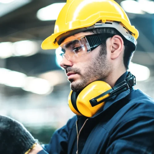 industrial-worker_iStock-1250029681 Industri og logistikk